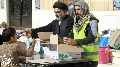 (٢٠٤) احد طلبة الحوزة العلمية يقوم بتوزيع المياه للزائرين