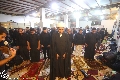 (٩٧) أحد طلبة الحوزة العلمية يؤم المصلين على طريق يا حسين