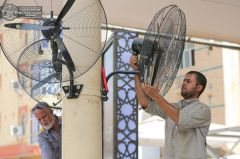 العتبة العلوية.. تركيب ٤٢ مروحة رذاذ وتعطير جديدة استقبالاً لزائري الأربعينية