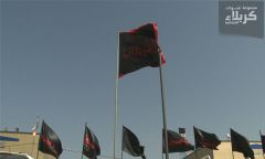 العتبة العباسية ترفع أطول راية لأبي الفضل العباس عليه السلام على طريق نجف- كربلاء