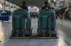 كوادرُ قسم ما بين الحرمين الشريفين تشرعُ بحملة تنظيفٍ واسعة عقب انتهاء مراسيم زيارة الأربعين...